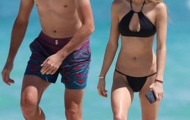 Bạn gái tay vợt Raonic khoe thân nóng bỏng trên biển