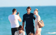 Federer choáng váng khi fan nữ không mặc quần xin chữ ký
