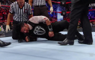 WWE Payback: Reigns bị 'quái vật' Strowman đánh đến hộc máu