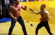 Video Conor McGregor so tài với gã khồng lồ 'The Moutain'