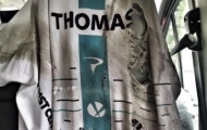 Geraint Thomas bất ngờ 'rao bán' áo đấu rách không còn chỗ vá