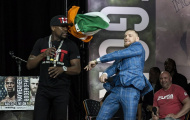 McGregor 'nổi điên', ném quốc kỳ trước trò hề của Mayweather