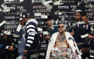 Video Mayweather 'rải tiền' khiêu khích trước mặt McGregor