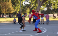 Video 'người nhện' quẫy tung chảo trên sân bóng rổ đường phố