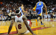 Video những tình huống LeBron James bị 'ăn dưa bở' từ đối thủ