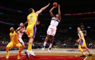 Hàng thủ Lakers bất lực trước pha 'fade away' của Bradley Beal