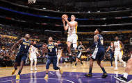 Hàng thủ Nuggets 'đứng hình' trước pha lên rổ của Lonzo Ball