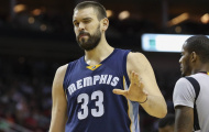 Thua đau trên sân, Marc Gasol đứng gần 20 phút để xin lỗi CĐV