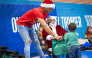 'Ông già Noel' Westbrook gây ấm lòng trước lễ Giáng Sinh
