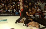 Võ sĩ mất kiểm soát, vật trọng tài và đòi 'ăn thua đủ' với đối thủ
