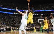 Ảnh nóng NBA 2017-18: Victor Oladipo đánh sập pháo đài TD Garden
