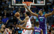 NBA 2017-18, Toronto 123-103 Charlotte: Nicolas Batum ngớ ngẩn, khủng long dẫm nát bầy ong tội nghiệp