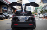 Chồng siêu mẫu Ngọc Thạch khoe Tesla Model X tiền tỷ ‘tung cánh’ trên phố