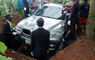 Dùng xế sang BMW X6 làm quan tài trong đám tang cha