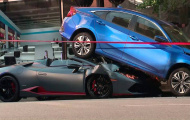 Đạp nhầm chân ga, siêu xe mui trần triệu đô ‘rúc gầm’ Honda Civic