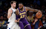 Lebron James đóng vai người hùng, giải cứu Lakers khỏi một thất bại trước Mavericks vào ngày Halloween