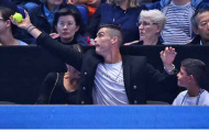 Ronaldo 'bắt bóng' trong trận đấu Djokovic gặp Isner tại ATP Finals