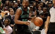 Video: Kemba Walker tiếp tục 'cháy máy' trong ngày hạ gục Kyrie Ivring và các đồng đội