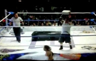 Đô vật Mexico suýt giết bạn diễn với đạo cụ bằng bê tông