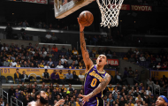 Kyle Kuzma hóa LeBron James, Lakers củng cố suất playoffs