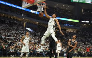 Antetokounmpo thăng hoa, Bucks hủy diệt đối thủ tại tử địa Fiserv Forum