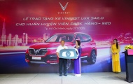 Ngoài Kia và Hyundai, HLV Park Hang-Seo tiếp tục được tặng xế sang Vinfast Lux