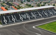 Khán đài đường đua F1 đổi màu, hiện chữ 'I love you'