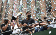 Chùm ảnh: CĐV Milwaukee Bucks ăn mừng chức vô địch NBA 2020/2021 