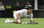 Djokovic nhiều lần trượt ngã ở trận ra quân Wimbledon