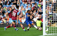 Sterling làm tất, Chelsea hủy diệt Burnley ngay tại Turf Moor