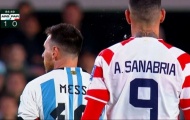 Bị đối thủ nhổ nước bọt, Messi đáp trả nhẹ nhàng mà sâu cay