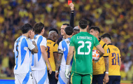 Argentina gục ngã trước Ecuador vì chiếc thẻ đỏ của Otamendi