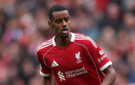 Ekitike nhận thẻ đỏ, Isak rộng cửa ra sân chính cho Liverpool