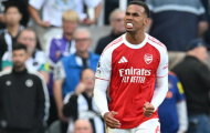 Gabriel bị chỉ trích vì pha ngã gây tranh cãi nhưng vẫn hóa người hùng của Arsenal