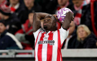 Brentford thăng hoa nhờ vũ khí ném biên của Michael Kayode