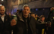 Carragher gây “náo loạn” khi hòa mình cùng fan Dortmund trên đường đến Etihad