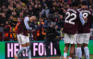 Malen gặp sự cố nguy hiểm khi ăn mừng bàn thắng trong chiến thắng của Aston Villa