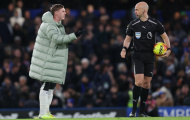 Trọng tài Taylor gây tranh cãi với quyết định VAR trong trận Chelsea vs Arsenal