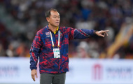 HLV Thawatchai cúi đầu nhận lỗi sau trận chung kết SEA Games 33 trước U22 Việt Nam
