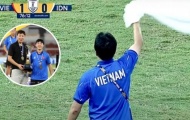 Chiếc khăn trắng bí ẩn và chiến thuật áp sát của HLV Kim Sang-sik