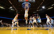 Thắng dễ Denver Nuggets, Warriors giữ vững ngôi đầu miền Tây