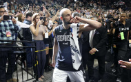 Spurs bất ngờ gia hạn hợp đồng với Manu Ginobili