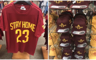 Ăn theo King LeBron, một cửa hàng rao bán áo, mũ CAVs 'Stay Home'