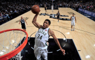 Giannis Antetokounmpo rực sáng, bầy Hươu đánh sập pháo đài San Antonio