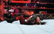 Cú powerslam thủng sàn đấu của 'quái vật' WWE