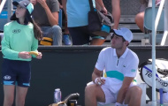Ball girl sốc khi bị Benchetrit yêu cầu bóc chuối ở Australian Open