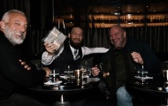 Sau màn KO 40 giây, Conor McGregor nhận cọc tiền tươi 50k USD từ chính tay chủ tịch UFC