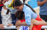 Nguyễn Linh Na ôm mẹ khóc nức nở sau khi giành HCV SEA Games 31