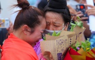 Lò Thị Hoàng ôm bố mẹ khóc nức nở sau khi giành HCV, phá kỷ lục ném lao
