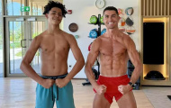 Cristiano Jr cao gần bằng cha Ronaldo và khoe cơ bụng săn chắc gây sốt